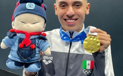 Diego Villalobos gana oro en Natación Artística