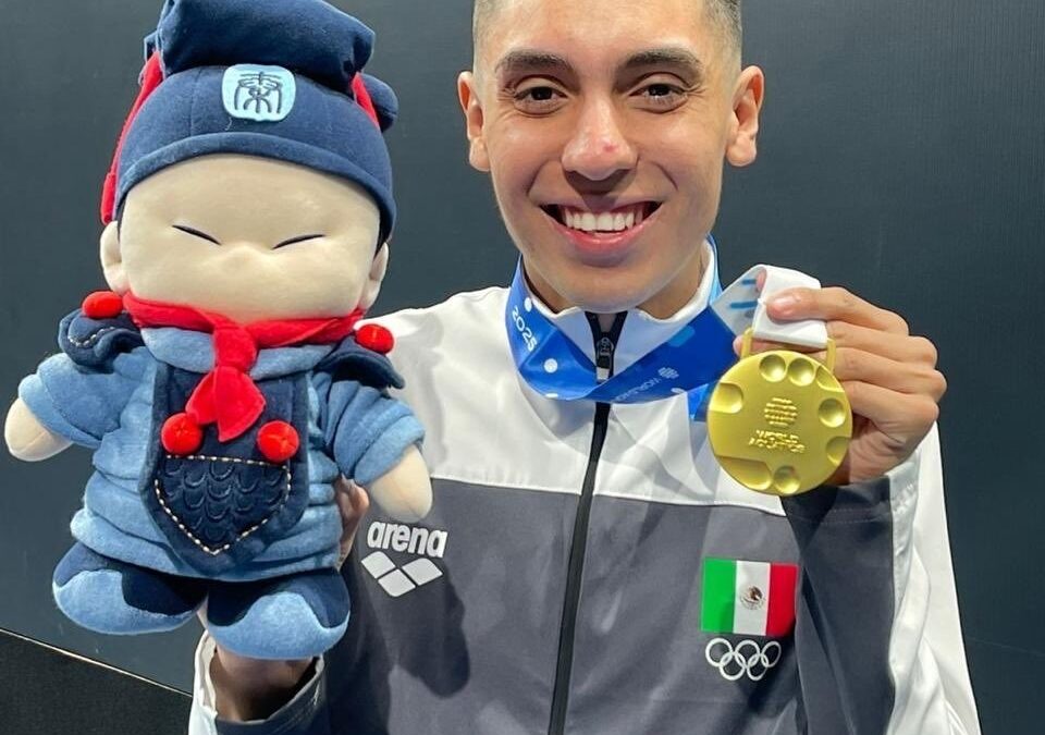 Diego Villalobos gana oro en Natación Artística
