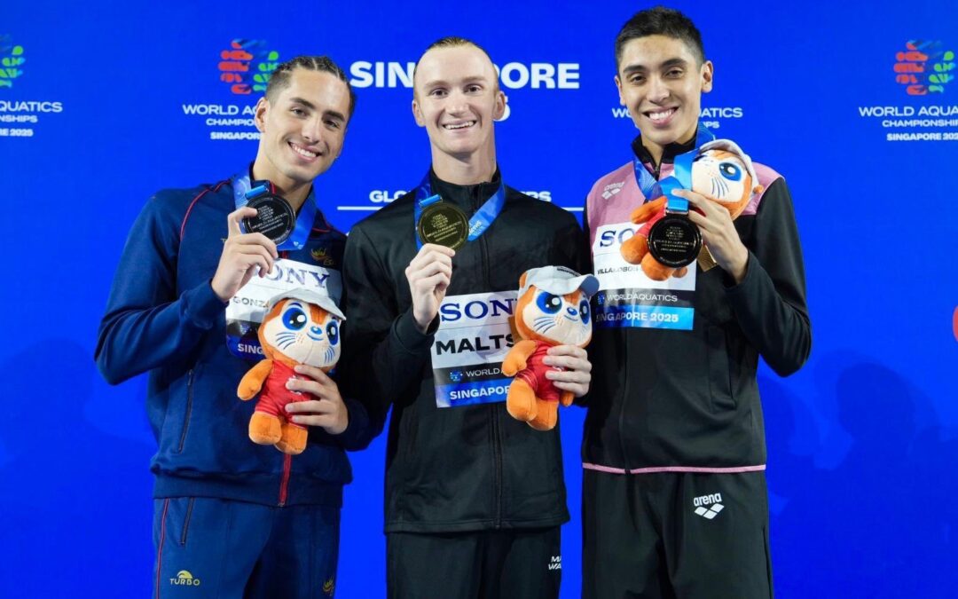 Diego Villalobos con medalla mundialista en natación artística